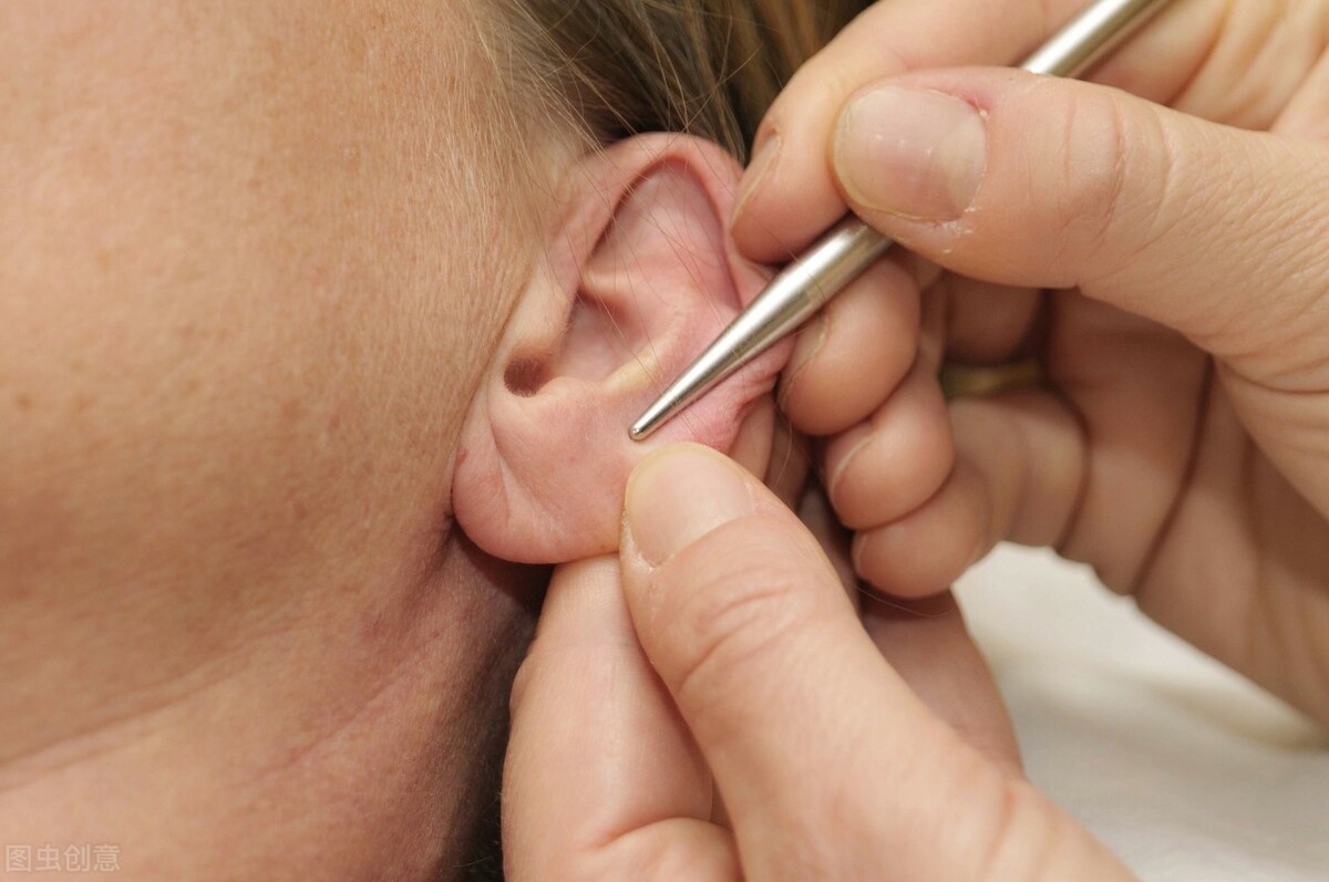 男子耳朵里竟掏出一只虫子,男子耳朵里掏出三只蟑螂