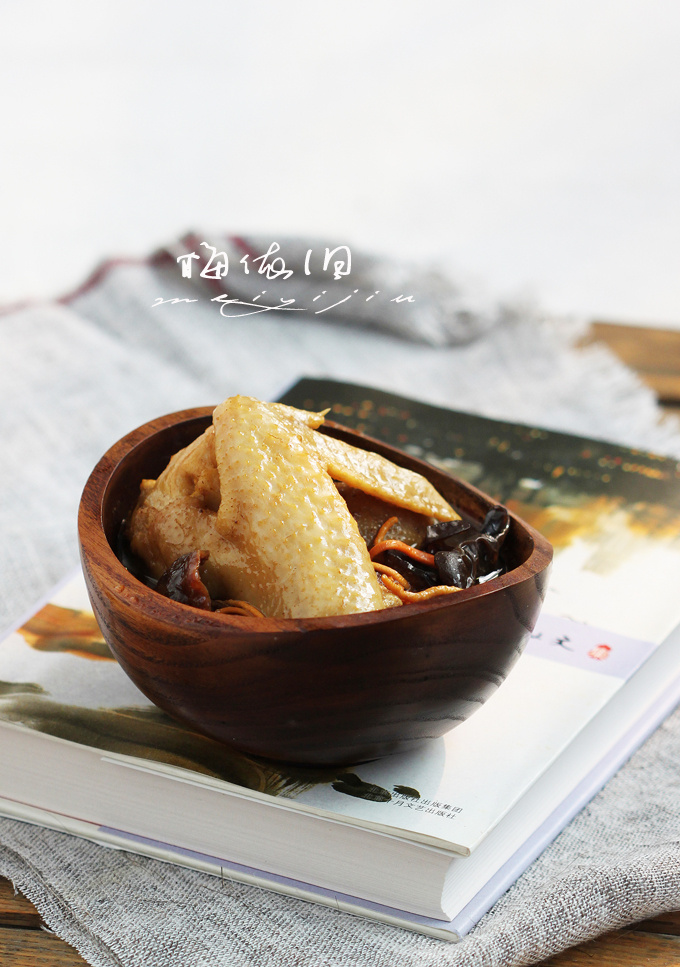 瓦罐土鸡汤怎么炖好喝又营养,好吃又营养土瓦罐熬的老母鸡汤