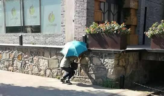 女儿告诉爸爸自己看到鬼,女儿放学突然看见打工的爸爸