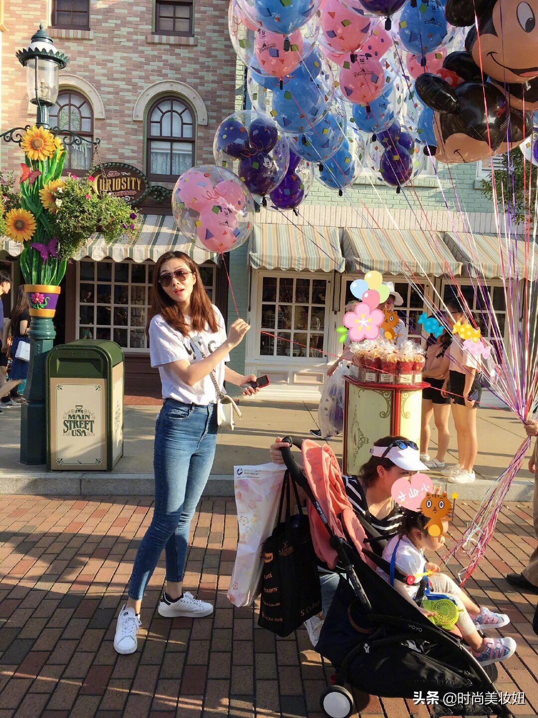 熊黛林不愧是超模，蓝色条纹毛衣配开叉紧身裤，身材比例太惊艳