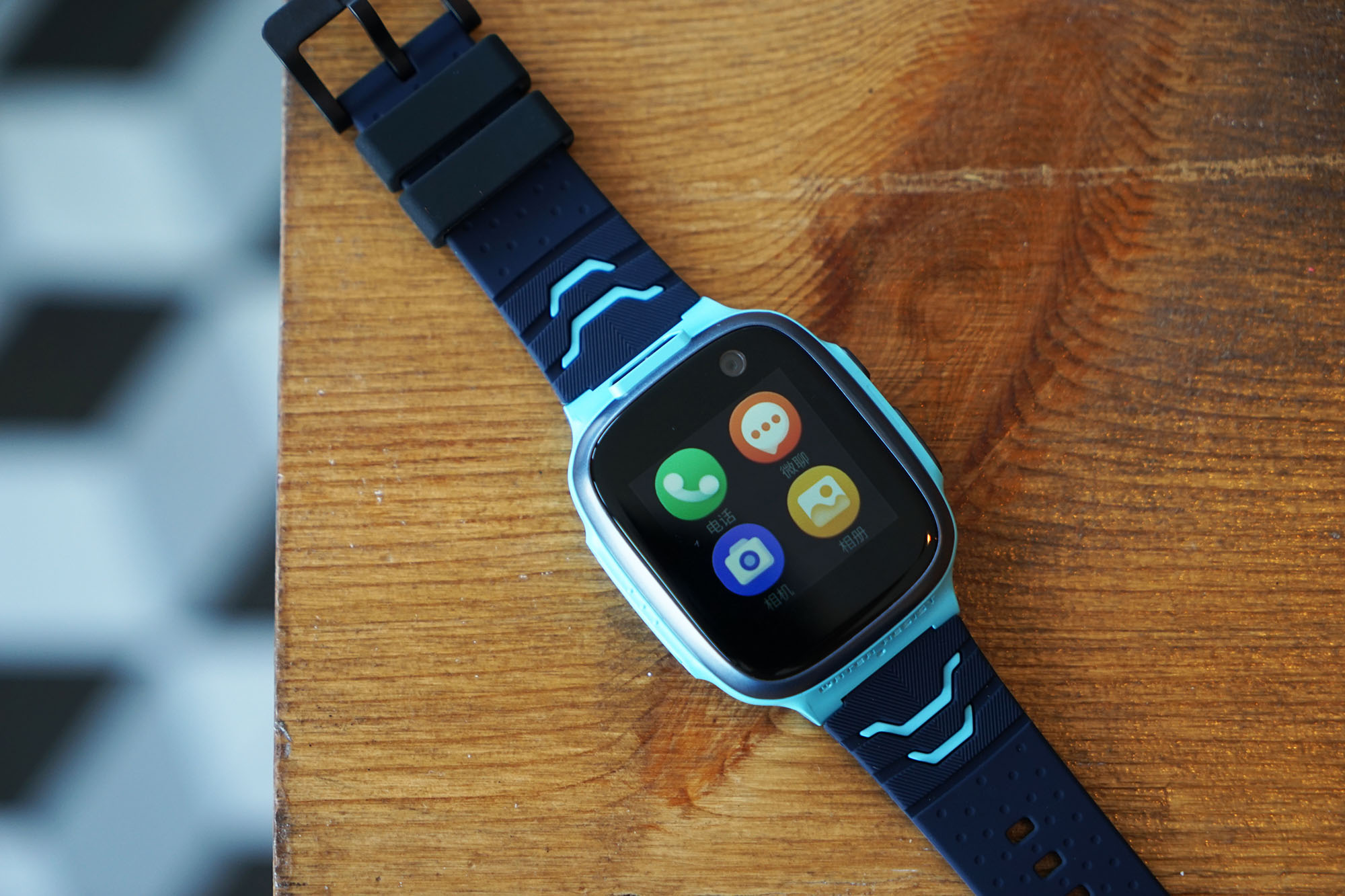 全网通+双摄像头+Ai学习系统,旗舰新品360儿童手表P1评测