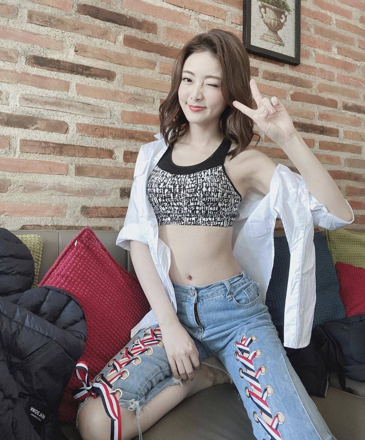 香港新一代女神晒长腿派福利新年求脱单自言无条件放盘来者不拒