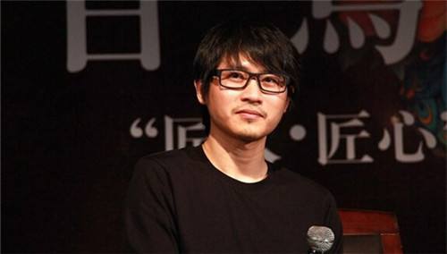 追着梦还把钱赚了！韩寒以前在争议中成名，如今在平静中发大财
