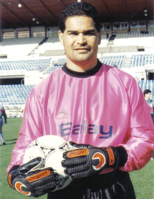 他职业生涯打进过54球，踢出过60米吊射，他是南美最强门将之一