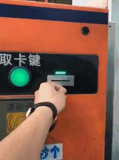 给妹子发的搞笑gif动图,搞笑gif姑娘你笑起来真爷们儿