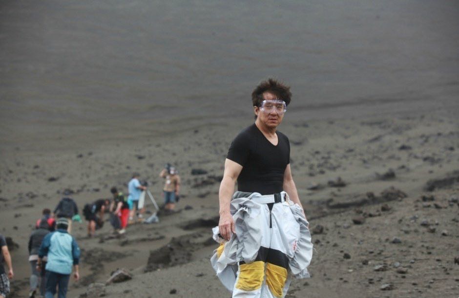 成龙洪金宝这段对白看哭了多少人,洪金宝成龙纷纷落泪