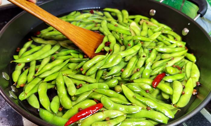 毛豆怎么煮容易软烂又不变色,毛豆炒肉毛豆焯水冷水下锅