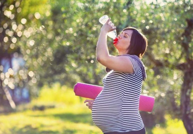 “她竟然尿裤子”，孕妈公交车“漏尿”被嘲笑，邻座大妈霸气回怼