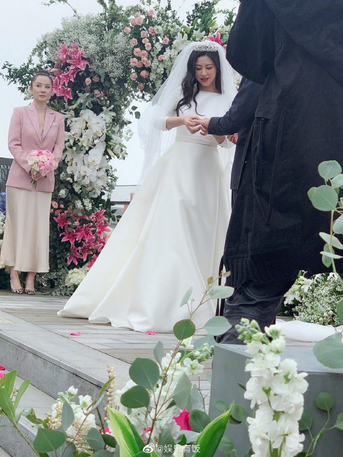 朱珠穿婚纱美出新高,朱珠年轻时样子