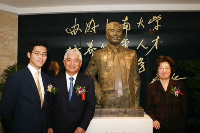 荣毅仁追悼会：规格等同国葬，千人悼念，学生崇拜特意请假来送行