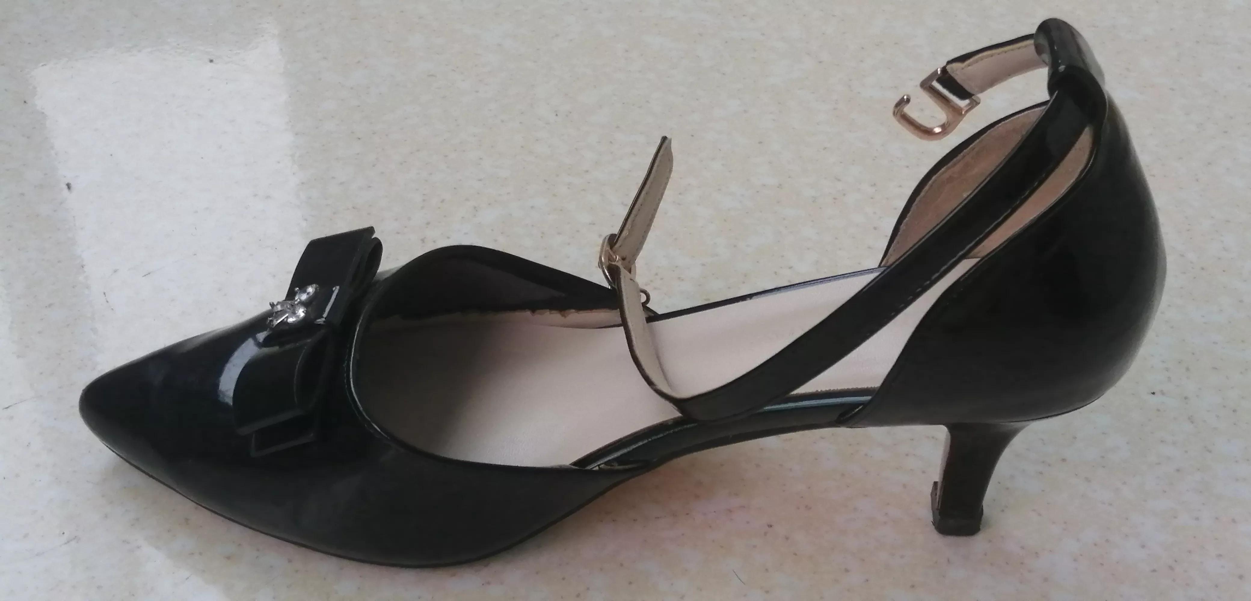 一双不合脚的鞋子,一双不合脚的鞋跑步有什么后果