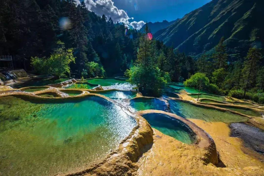 四川黄龙景区的五彩池，为什么会形成壮丽的钙华景观？