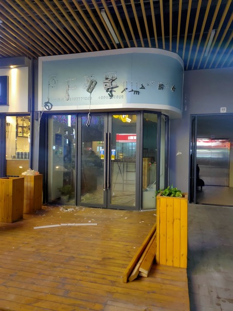 上班像上坟的打工人,为什么要靠奶茶续命