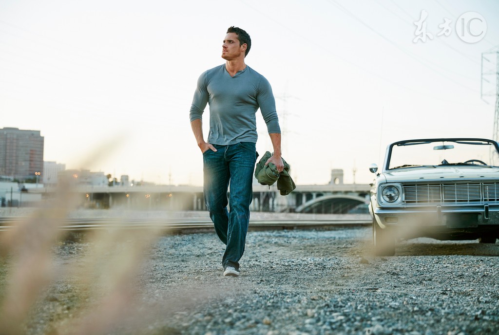 小说：美女故意碰瓷，穷小伙无奈拿十万消灾，谁料她竟然坐地起价