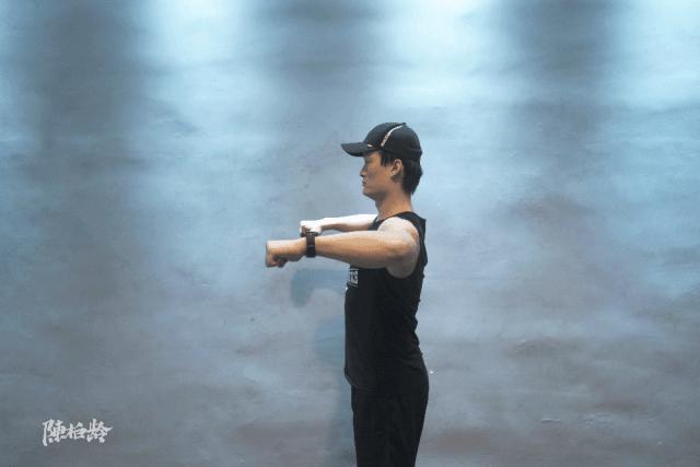 圆肩矫正动画,圆肩体态矫正训练