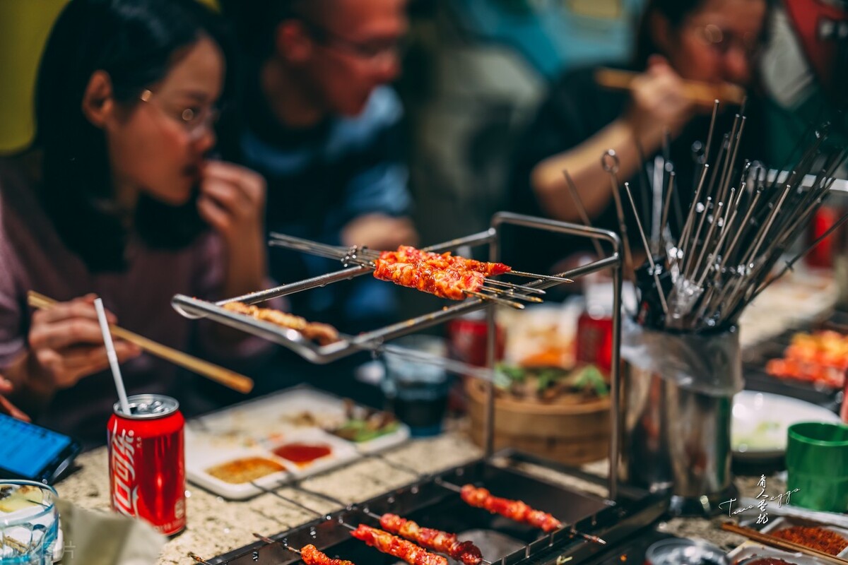 如何让烧烤摊一年赚30万,在山东开一个烧烤店一天能赚多少