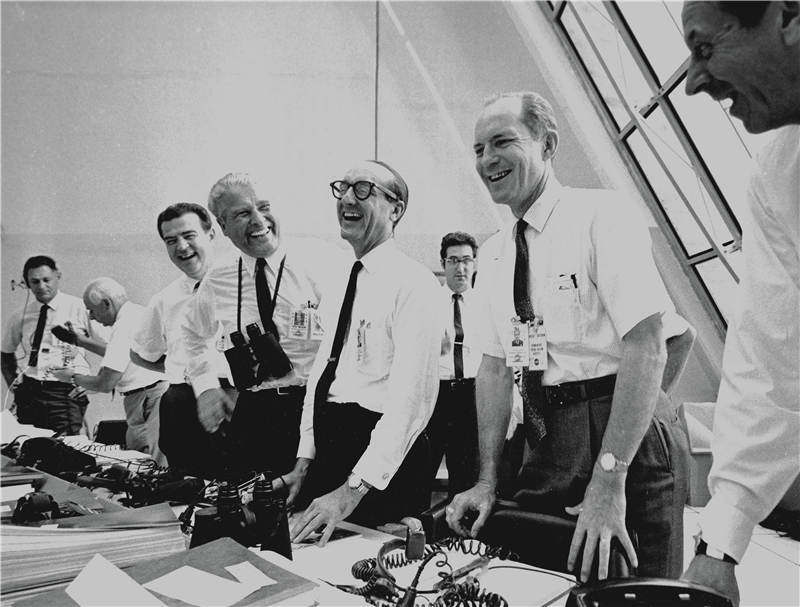 从“阿波罗1号”全体乘员牺牲，到实现20世纪最伟大成就之一，人类登月50年，从悲剧到传奇