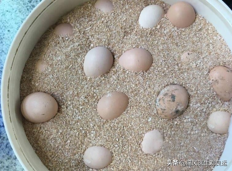 痛风医生建议不手术治疗,痛风尿酸高医生说不用吃药多喝水