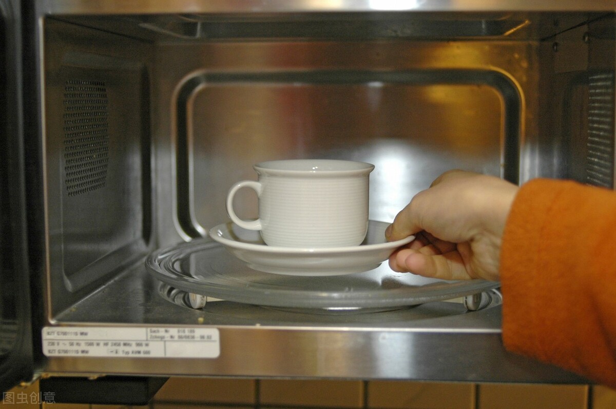 微波炉里放入这些东西非常危险,哪些东西不能放进微波炉里微波