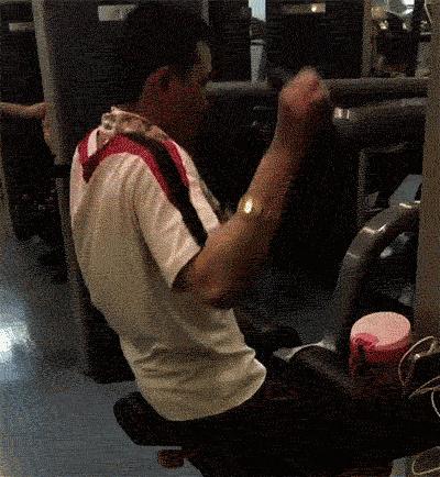 一个溜肩一个直角肩怎么改善,一边是直角肩一边是溜肩怎么改善