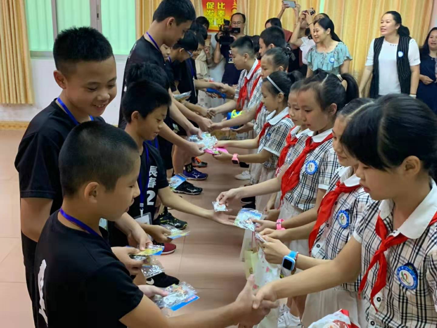 心相连手相牵广场舞背面,心相连手相牵广场舞短视频