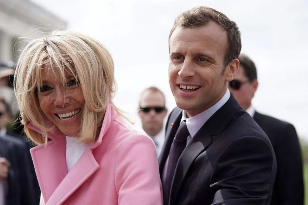 66岁法国第一夫人陪老公看球,双手抱胸气场足,马克龙竟变成陪衬