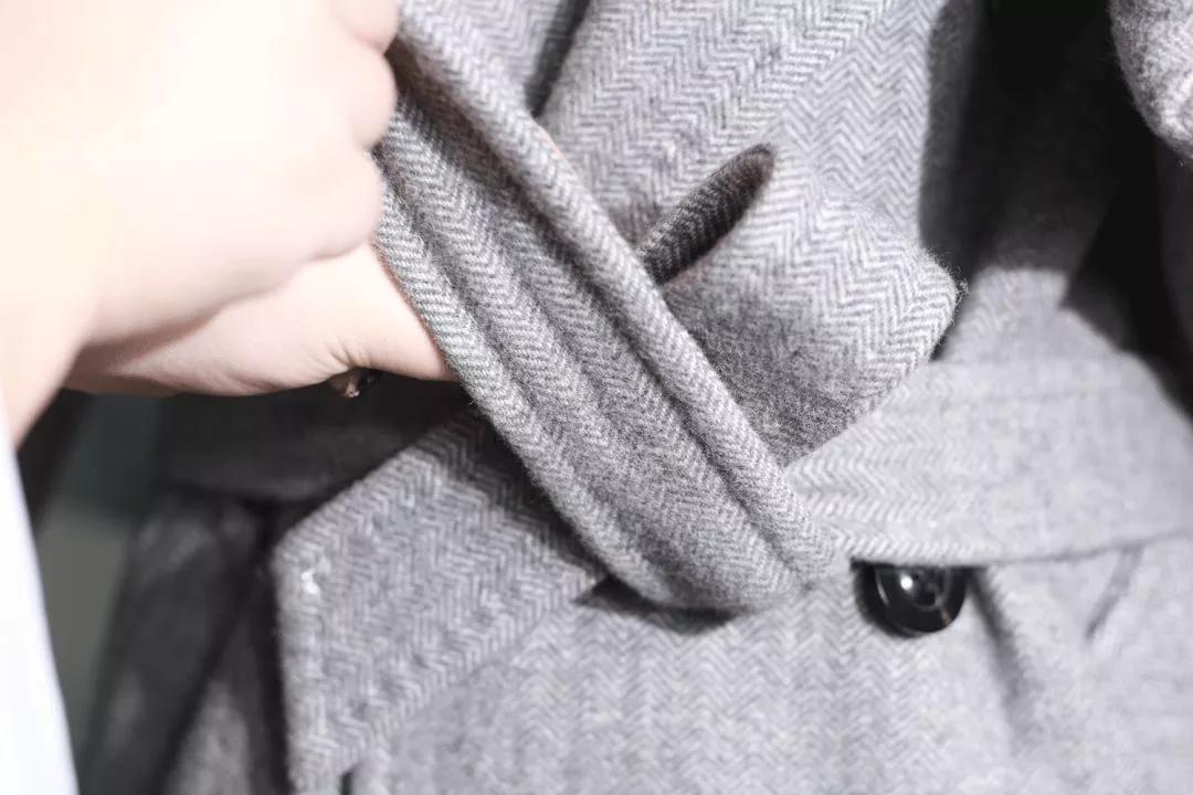 皮风衣腰带后面系法,风衣后面的腰带怎么系好看