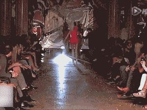 T台模特摔跤*案惨**！隔着屏幕都替她们脚疼