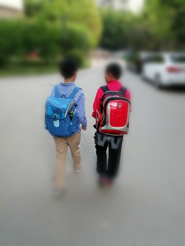 小朋友自己的事情可以自己做,小朋友开启快乐的假期