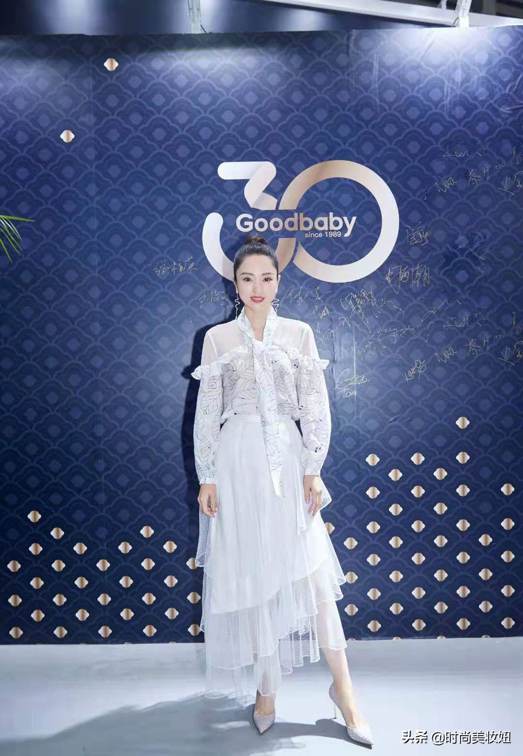 董璇穿黑白裙裙装清纯,董璇蓝色裙子穿搭