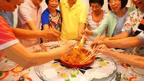 单身狗发红包“不吉利”，见人送橘子，新加坡春节规矩这么多