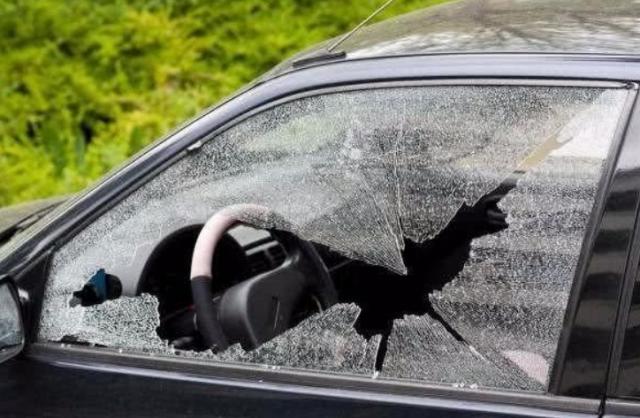 车钥匙锁到车里砸玻璃划算,车钥匙被锁车里怎么办