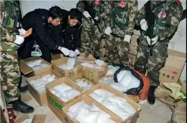 「看点」村支书竟是“*毒冰**教父”！4000警力开进他的地下王国！