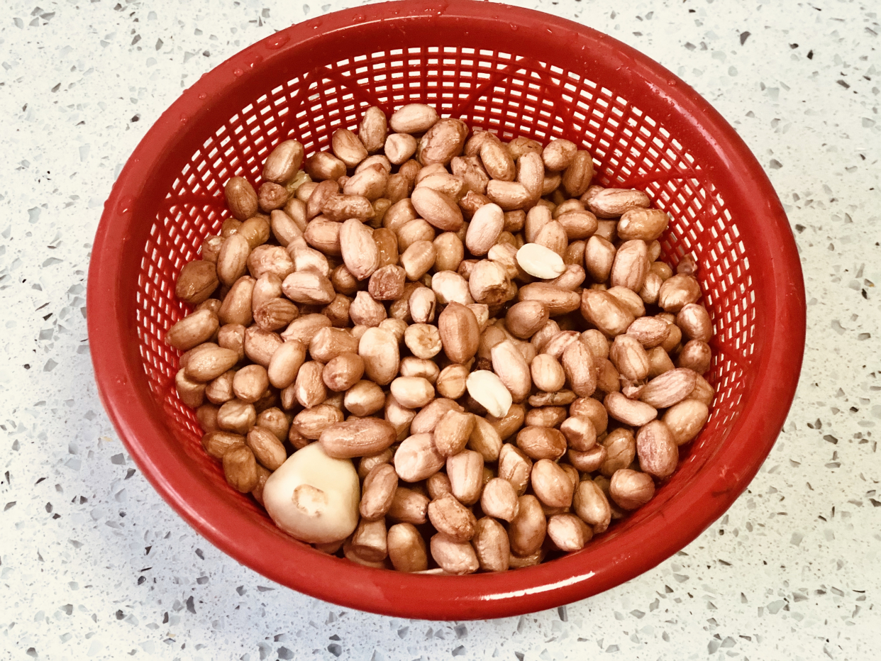 其实在炸花生米的时候是有技巧的,炸花生米放什么就能确定不会炸焦