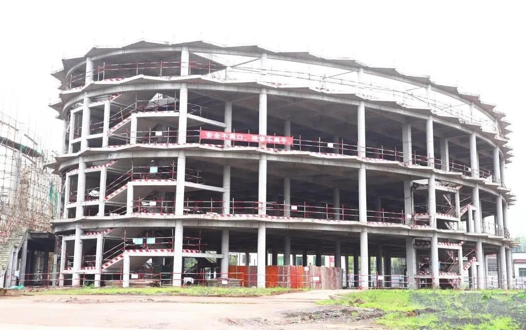 占地300亩的学校,占地3万多平米的学校