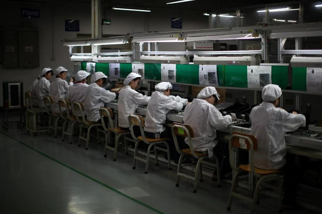 工厂上班组装苹果手机,电子厂组装iphone
