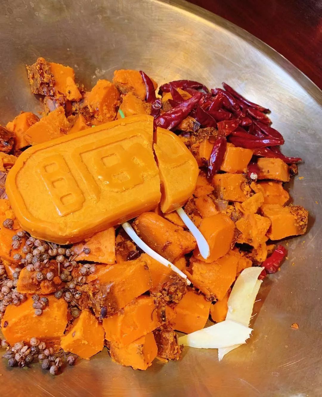 长春最强演艺阵容竟藏在这家火锅店里，火锅涮串自由切换，太嗨了