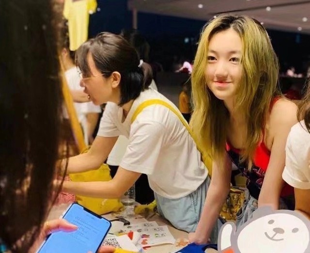 李嫣自信洒脱挺有星范,李嫣罕见穿西装套裙亮相