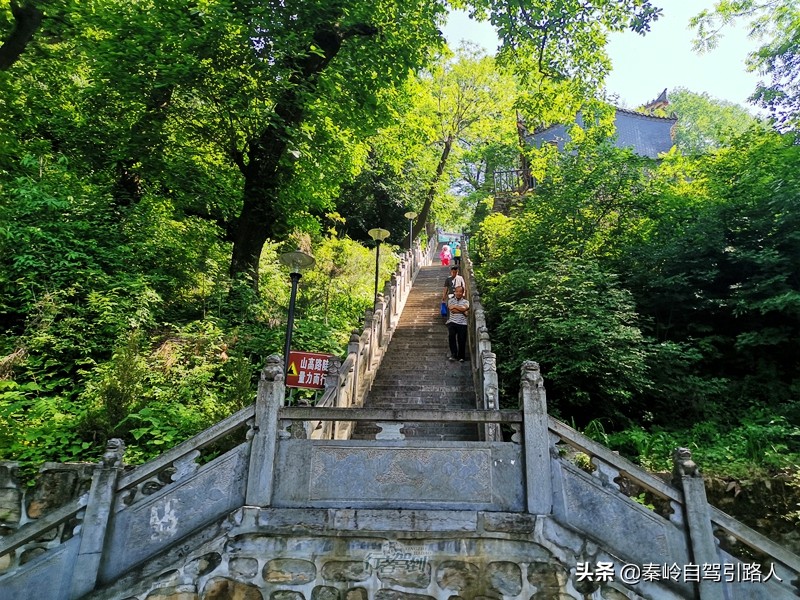 秦岭终南山南五台景区云雾环绕,秦岭终南山南五台景区游览图