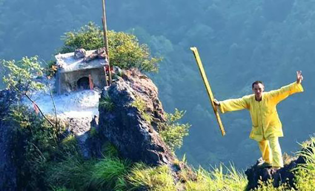 邹在宏818米悬崖上代人烧香,烧一次收199元,稍不留神就会丢了性命