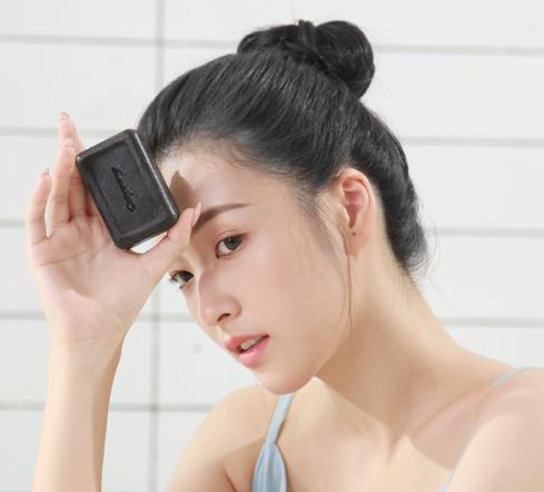 女人下巴凸起,女人下巴摸去一个硬块