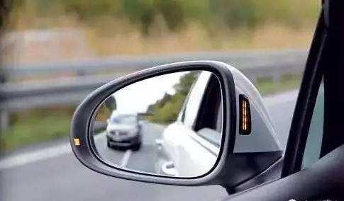 开车遇到紧急情况急刹还是点刹,开车急刹要注意什么