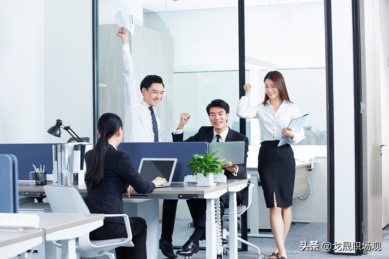 不讨领导喜欢你该怎么做,不受领导喜欢同事排挤你怎么办