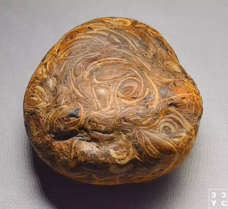 鸡血石与田黄石的结合,硬田黄石与田黄石