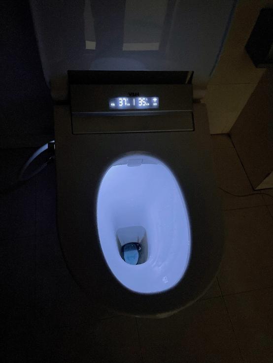 卫玺智清洁智能马桶盖：六档水温精准掌控，多重清洗人性设计