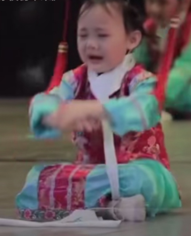 小萌娃哭得梨花带雨六一节视频,六一儿童节萌娃呆萌表情逗笑众人