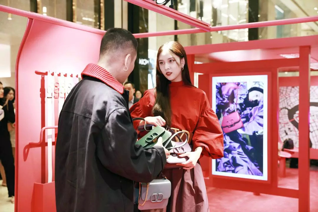 我抓住了一位资深柜员，道出了如何让你掏钱买包的秘密