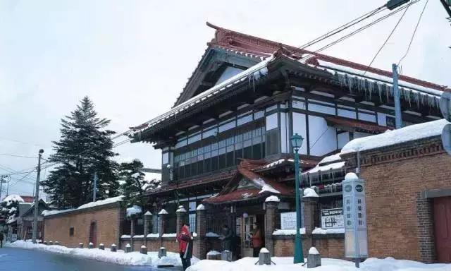 “生而为人，我很抱歉”，太宰治的一生，乃至今日，仍颇受争议