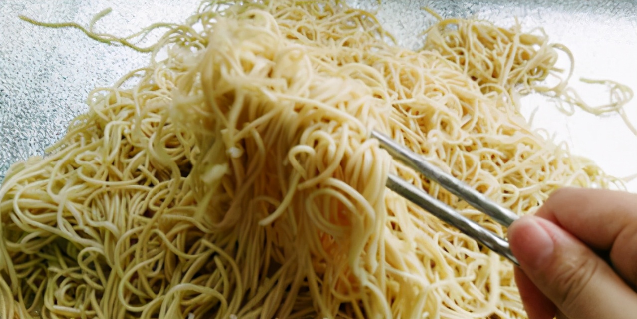 面条下锅煮熟后拌成凉面的教程,做凉面静置几分钟