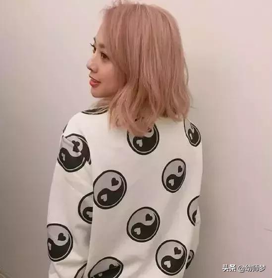 卷发睡一觉如何不变形,烫的卷发怎么绕着打理